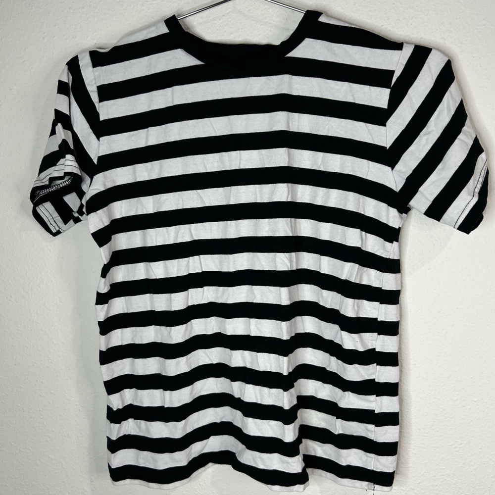 Boys Black & White Striped T-Shirt Size 10/12 Short Sleeve Crew Neck - Picture 2 of 4